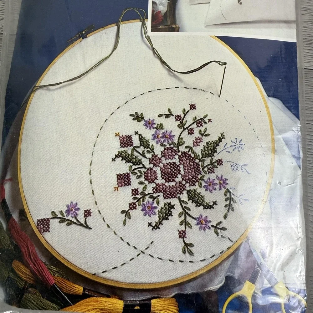 Vogart Crafts Rose Bouquet White Pillowcase Pair Embroidery 20x32 8701K USA